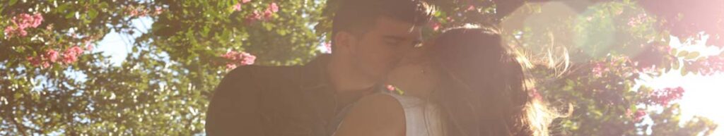 DESEO SEXUAL HIPOACTIVO pareja besándose bajo arbol